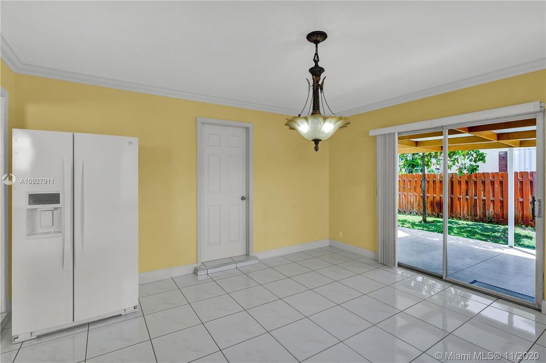 Recently Sold: $310,000 (3 beds, 2 baths, 1271 Square Feet)