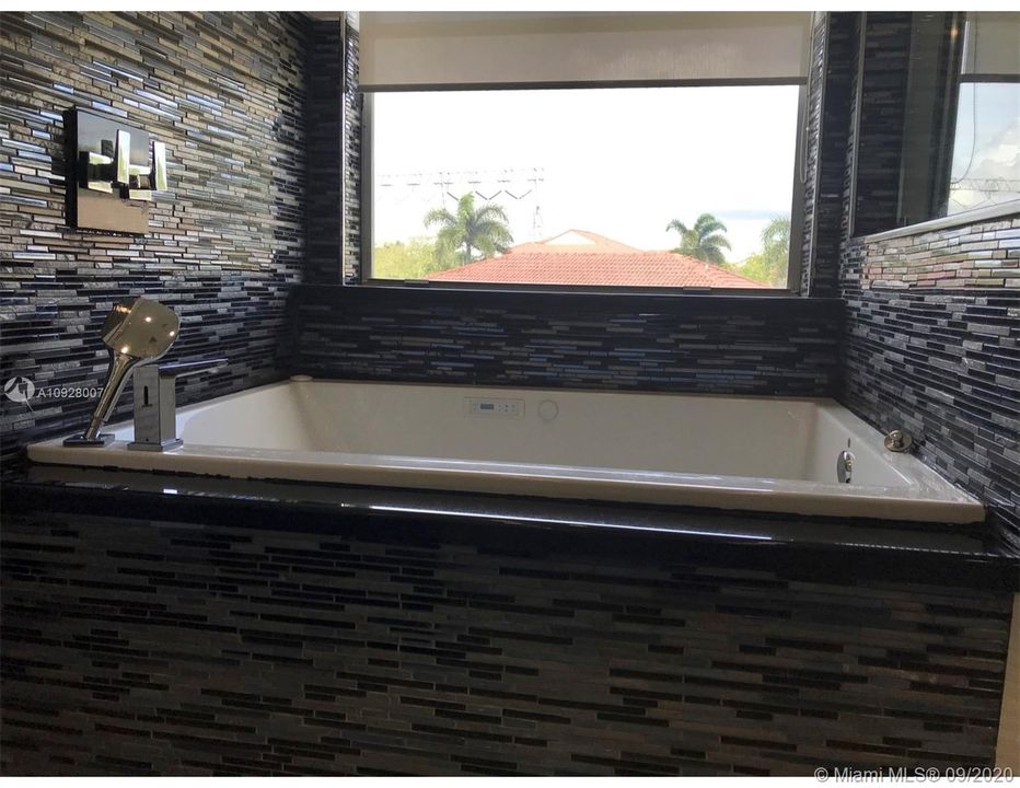 Recently Rented: $4,500 (6 beds, 4 baths, 3698 Square Feet)