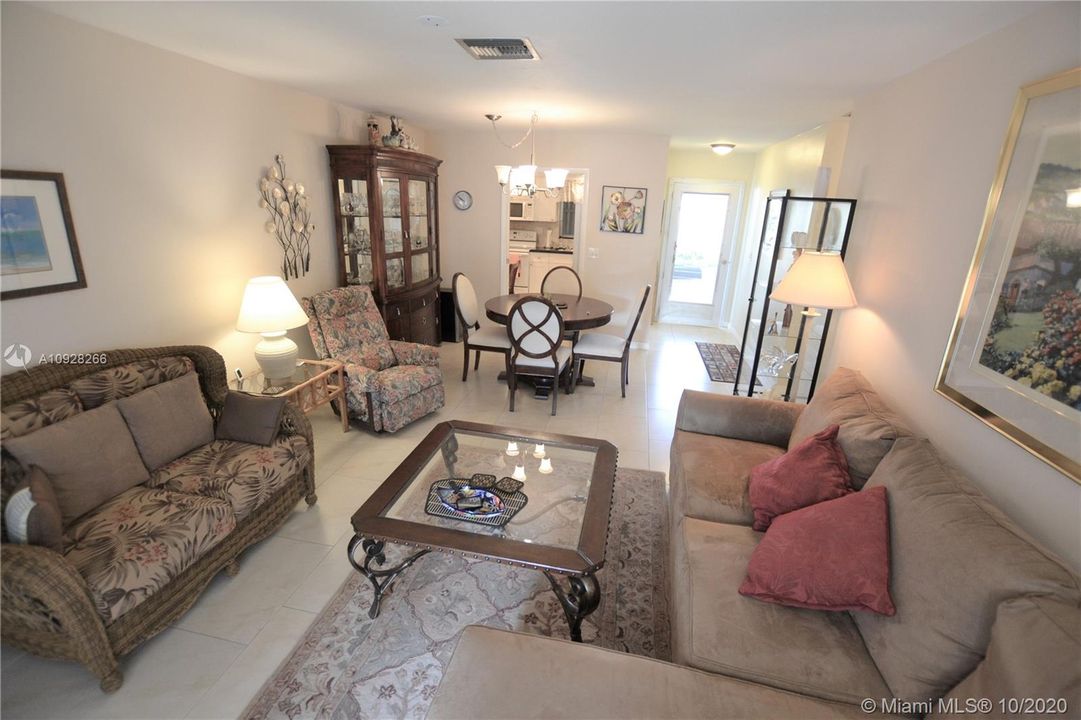 Vendido Recientemente: $95,900 (2 camas, 2 baños, 892 Pies cuadrados)