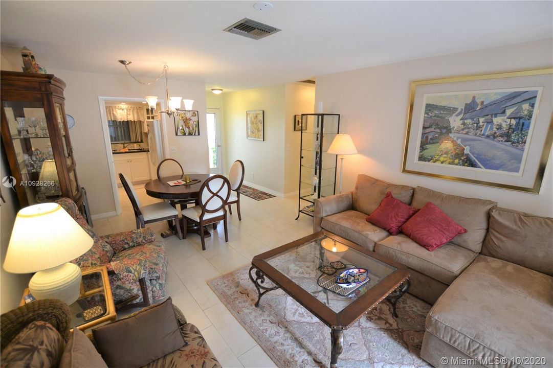 Vendido Recientemente: $95,900 (2 camas, 2 baños, 892 Pies cuadrados)