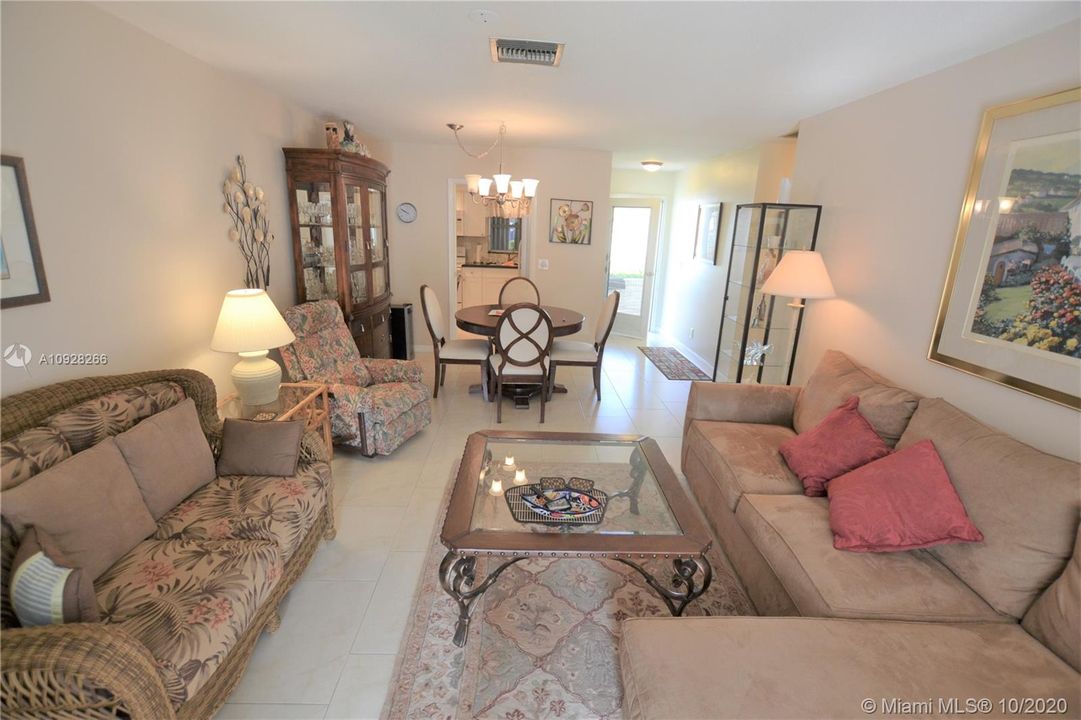 Vendido Recientemente: $95,900 (2 camas, 2 baños, 892 Pies cuadrados)