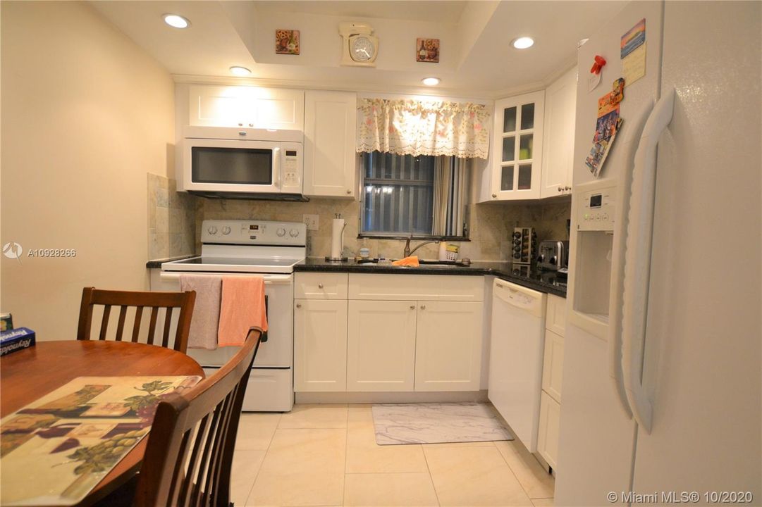 Vendido Recientemente: $95,900 (2 camas, 2 baños, 892 Pies cuadrados)