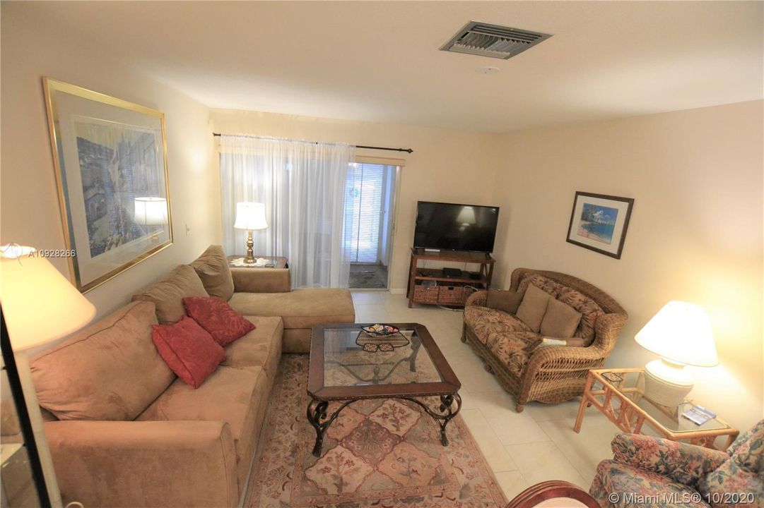Vendido Recientemente: $95,900 (2 camas, 2 baños, 892 Pies cuadrados)