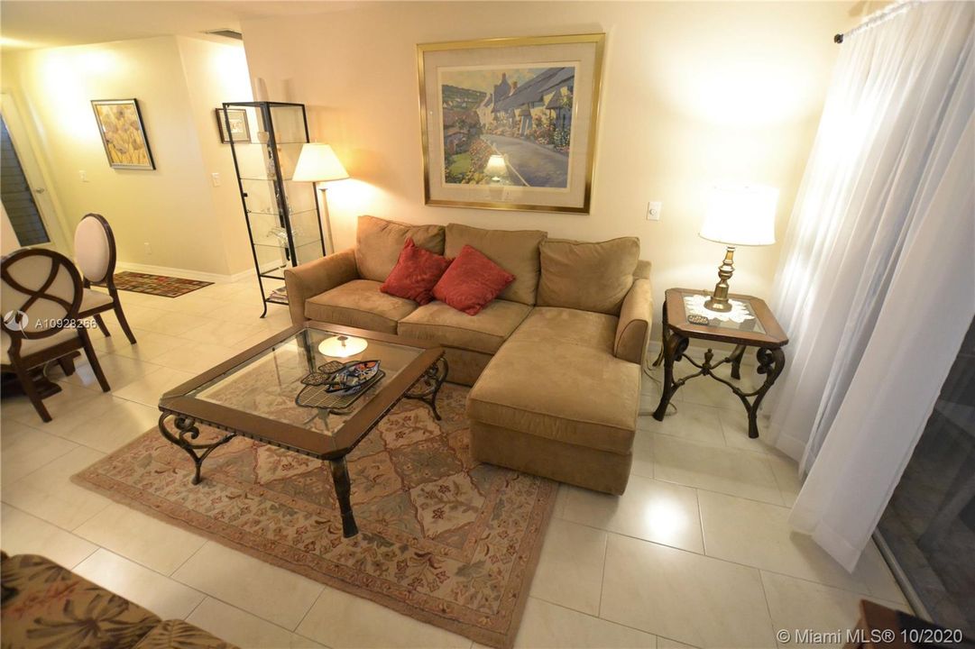 Vendido Recientemente: $95,900 (2 camas, 2 baños, 892 Pies cuadrados)
