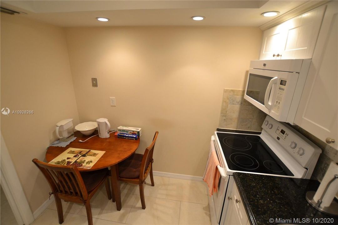 Vendido Recientemente: $95,900 (2 camas, 2 baños, 892 Pies cuadrados)