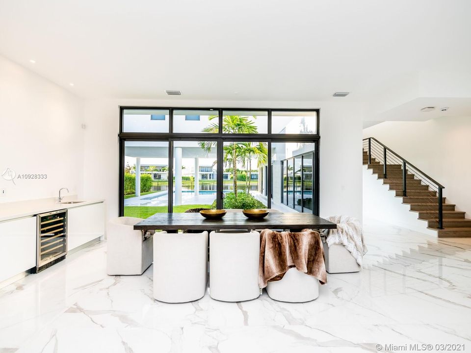 Recently Sold: $2,380,000 (5 beds, 6 baths, 5470 Square Feet)