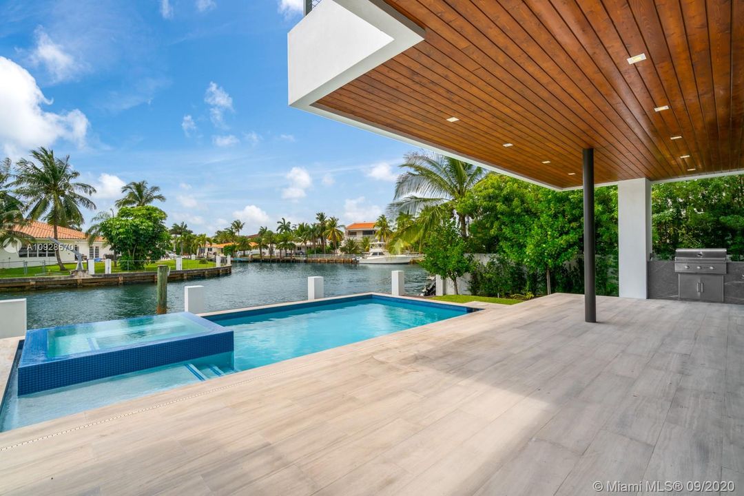 Недавно продано: $4,990,000 (7 спален, 7 ванн, 6275 Квадратных фут)