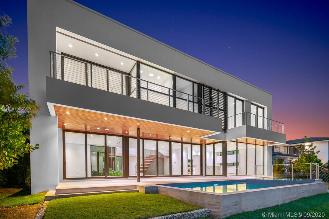 Недавно продано: $4,990,000 (7 спален, 7 ванн, 6275 Квадратных фут)