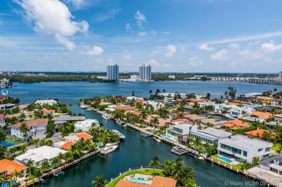 Недавно продано: $4,990,000 (7 спален, 7 ванн, 6275 Квадратных фут)