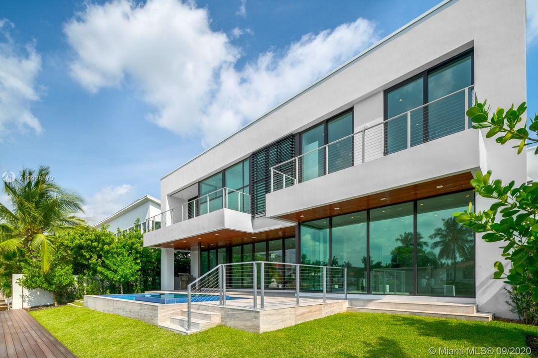 Недавно продано: $4,990,000 (7 спален, 7 ванн, 6275 Квадратных фут)
