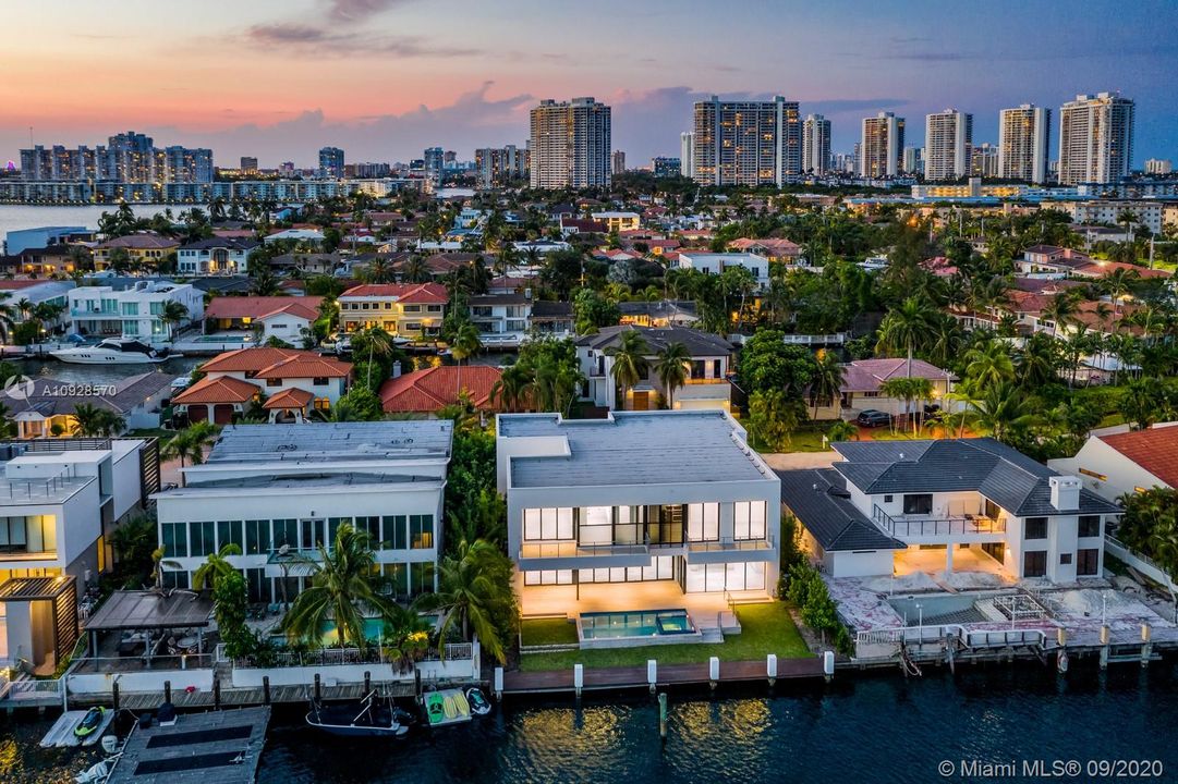 Недавно продано: $4,990,000 (7 спален, 7 ванн, 6275 Квадратных фут)
