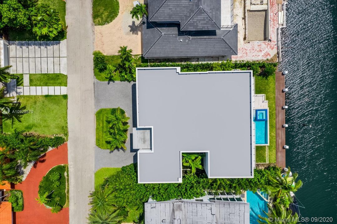 Недавно продано: $4,990,000 (7 спален, 7 ванн, 6275 Квадратных фут)