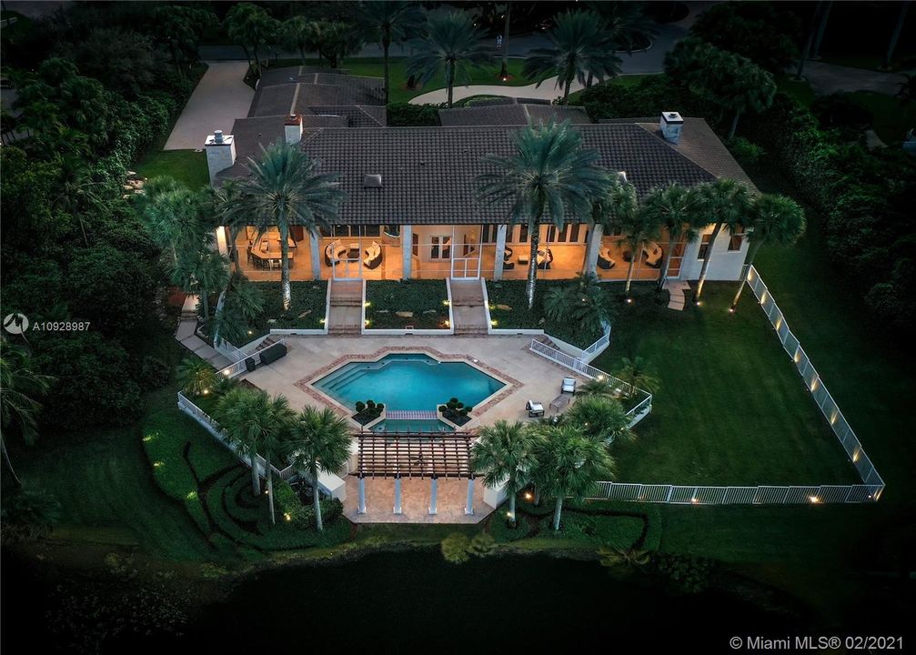 Recently Sold: $2,875,000 (5 beds, 6 baths, 8626 Square Feet)