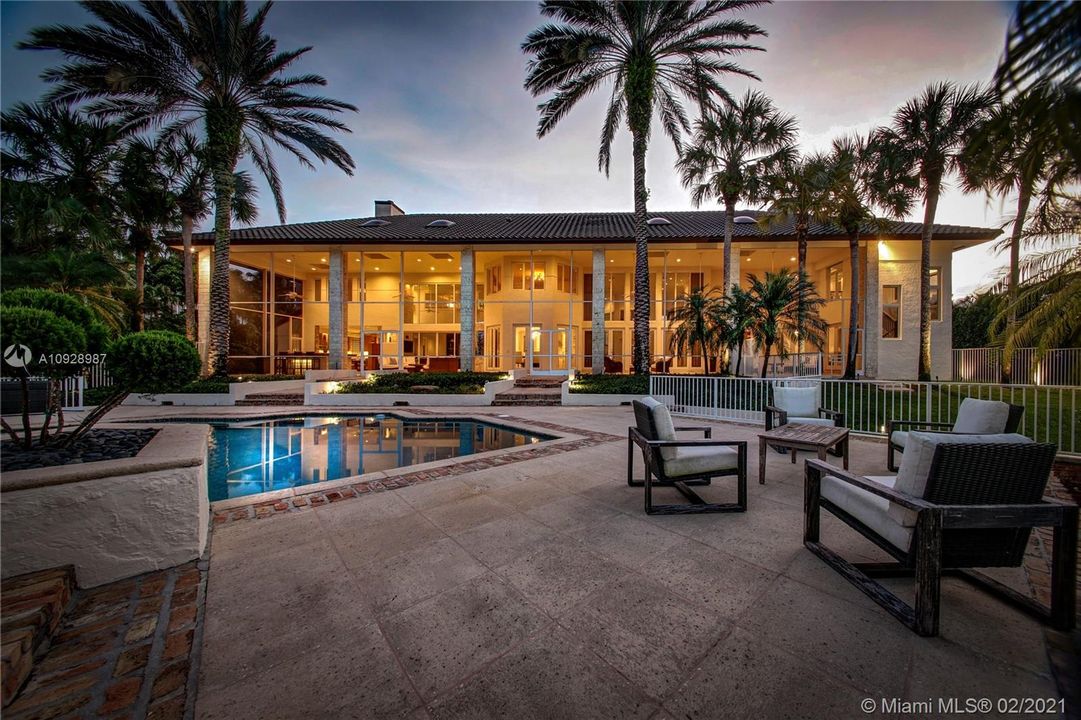 Recently Sold: $2,875,000 (5 beds, 6 baths, 8626 Square Feet)