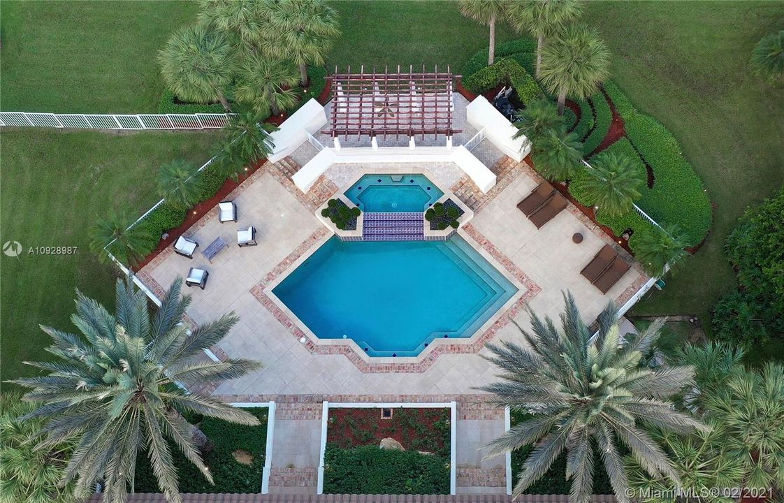 Recently Sold: $2,875,000 (5 beds, 6 baths, 8626 Square Feet)