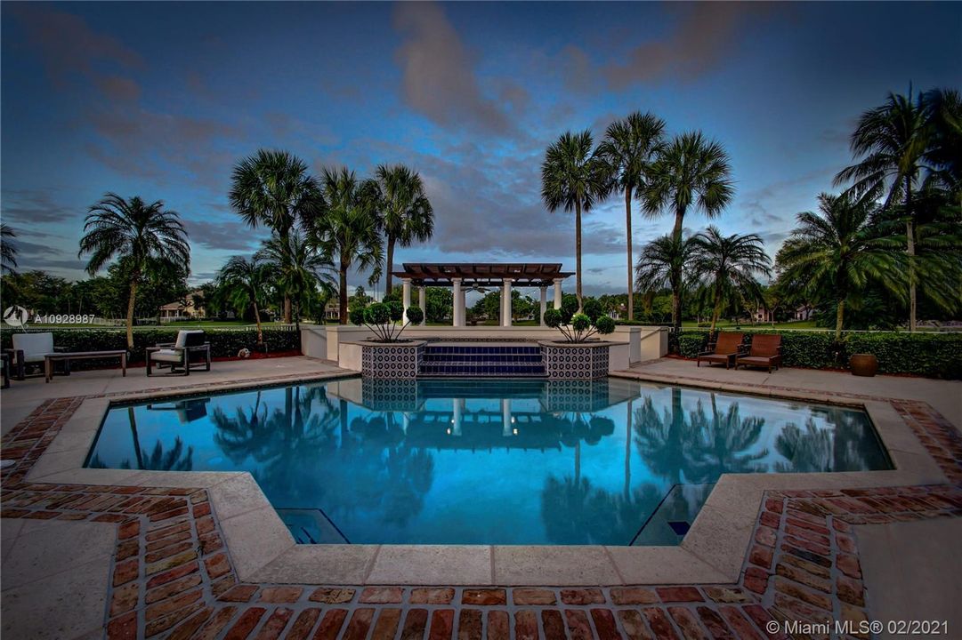 Recently Sold: $2,875,000 (5 beds, 6 baths, 8626 Square Feet)