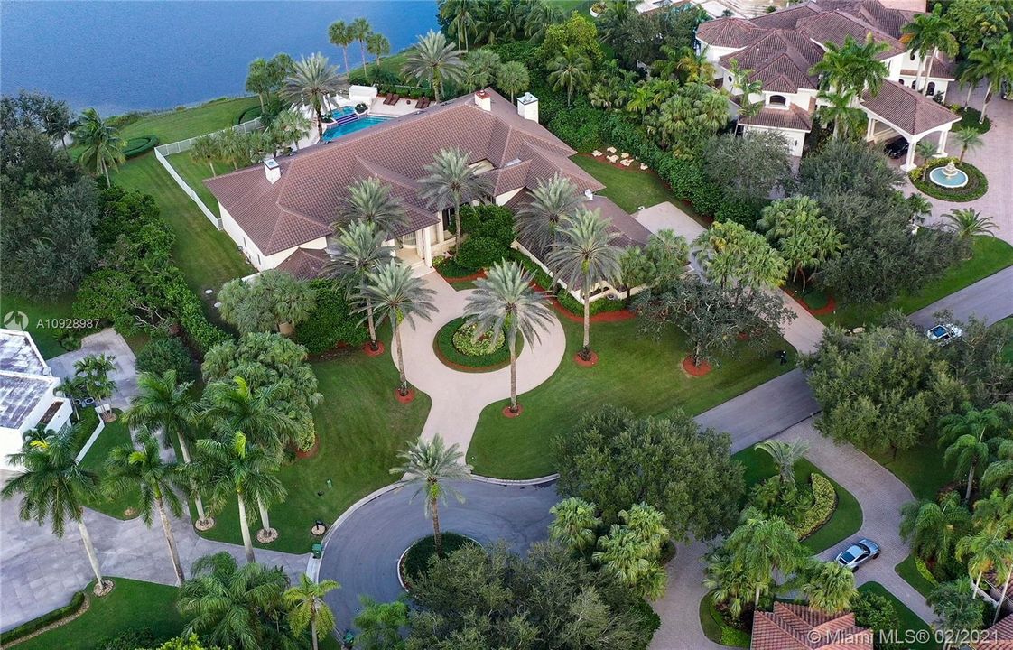 Recently Sold: $2,875,000 (5 beds, 6 baths, 8626 Square Feet)