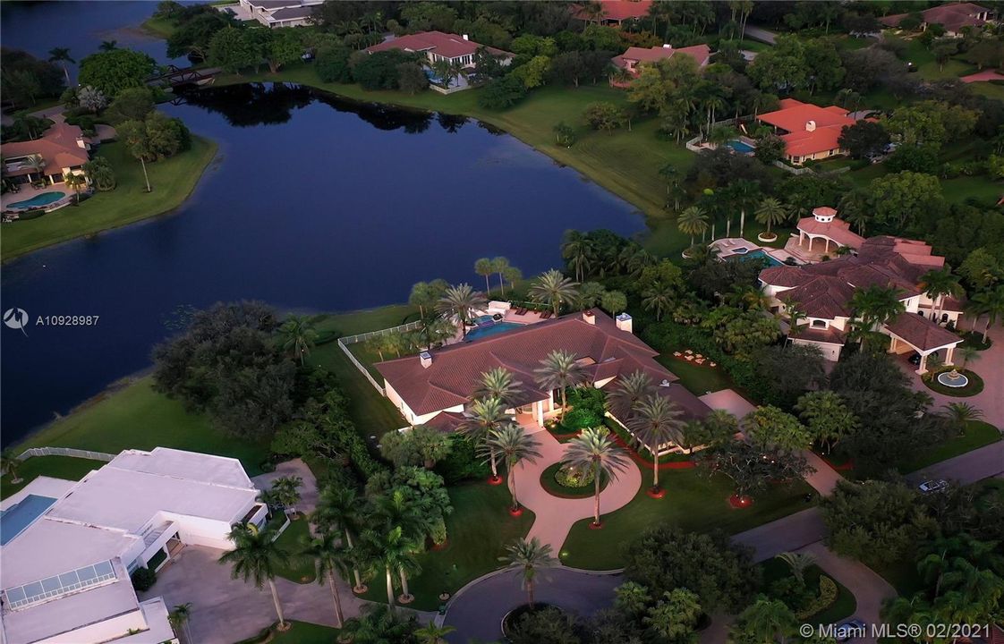 Recently Sold: $2,875,000 (5 beds, 6 baths, 8626 Square Feet)