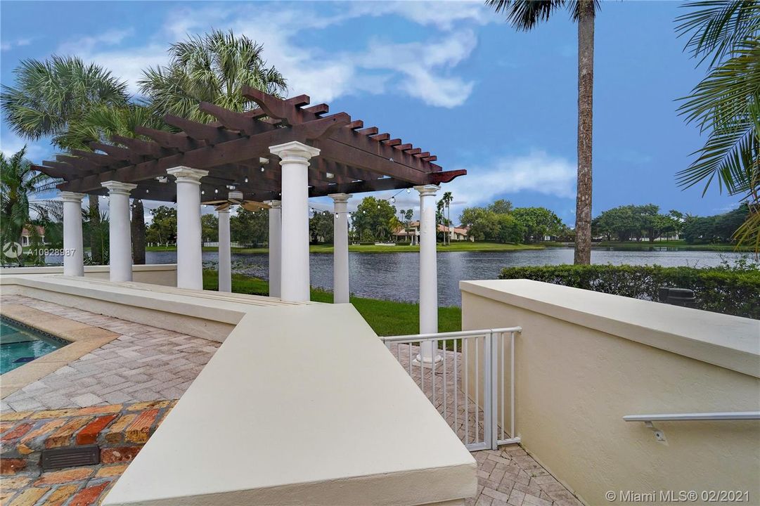 Recently Sold: $2,875,000 (5 beds, 6 baths, 8626 Square Feet)
