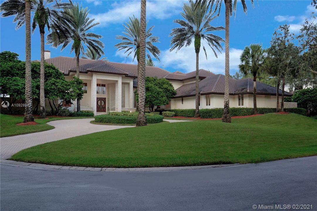 Recently Sold: $2,875,000 (5 beds, 6 baths, 8626 Square Feet)