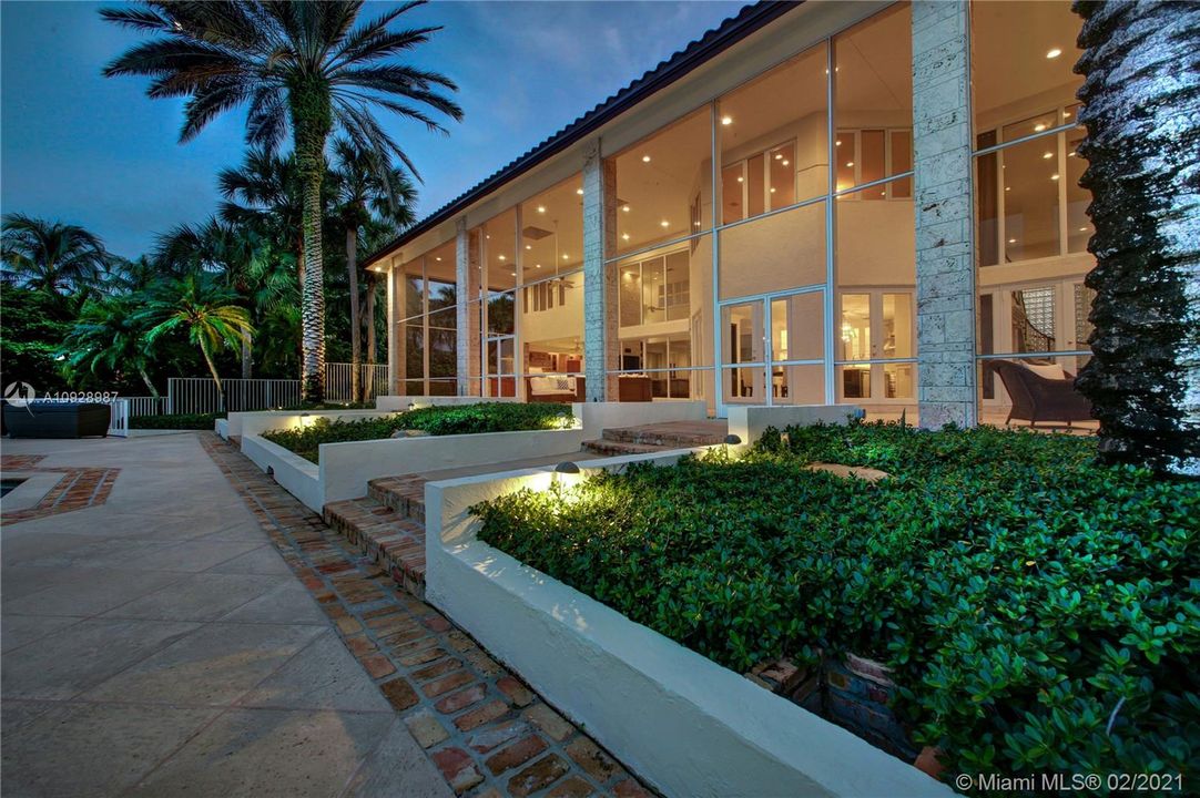 Recently Sold: $2,875,000 (5 beds, 6 baths, 8626 Square Feet)