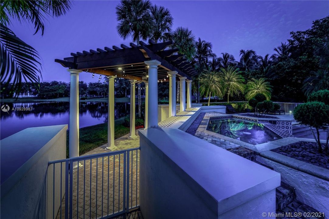 Recently Sold: $2,875,000 (5 beds, 6 baths, 8626 Square Feet)