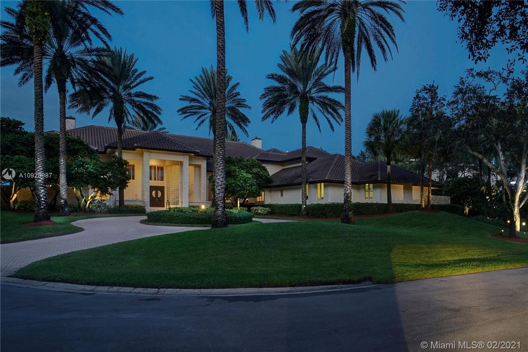 Recently Sold: $2,875,000 (5 beds, 6 baths, 8626 Square Feet)