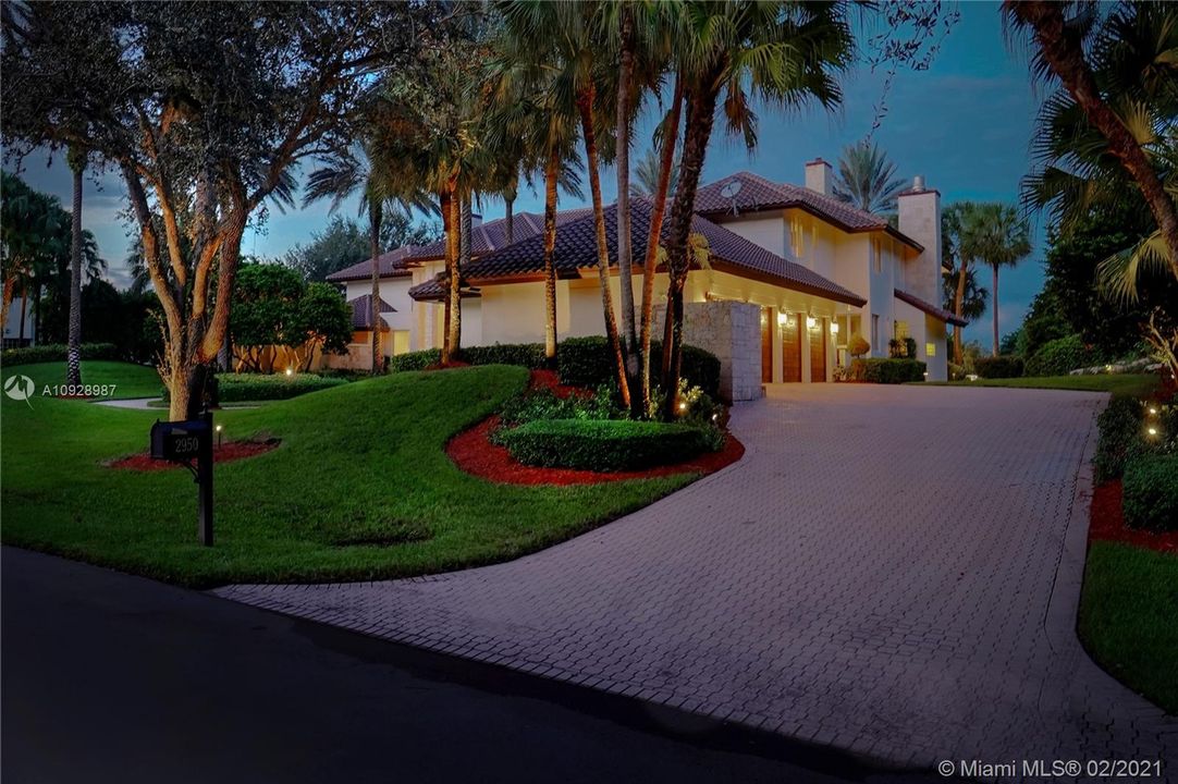 Recently Sold: $2,875,000 (5 beds, 6 baths, 8626 Square Feet)
