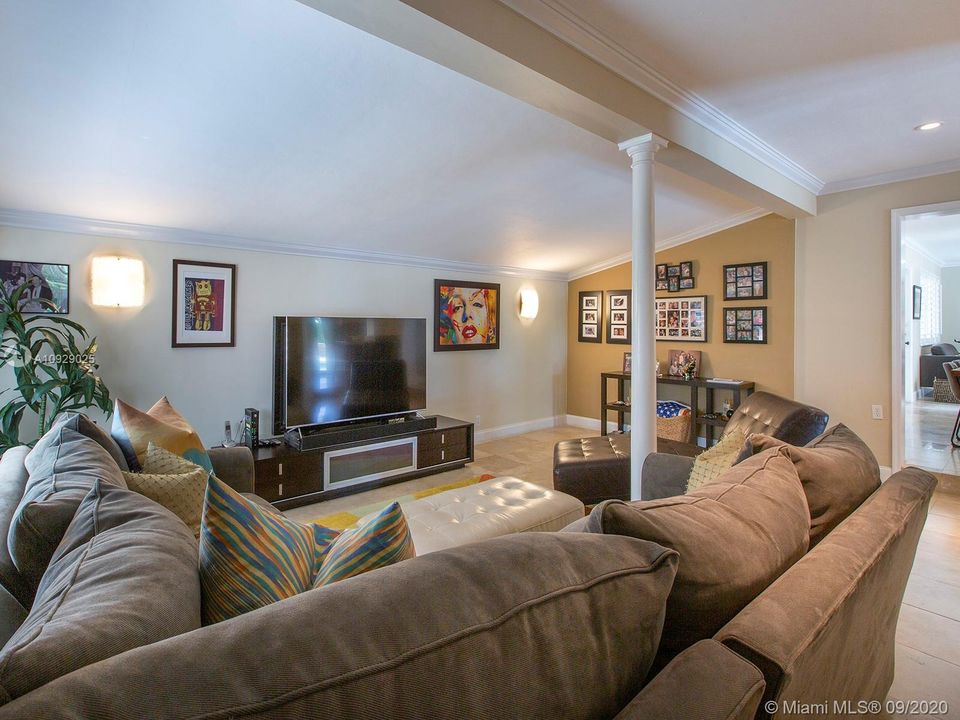 Vendido Recientemente: $989,000 (4 camas, 4 baños, 2900 Pies cuadrados)