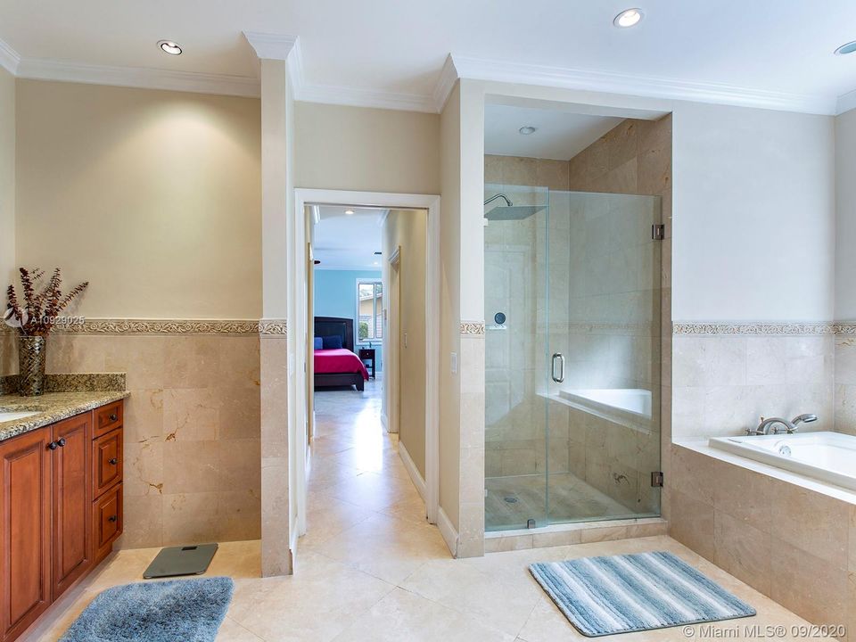 Vendido Recientemente: $989,000 (4 camas, 4 baños, 2900 Pies cuadrados)