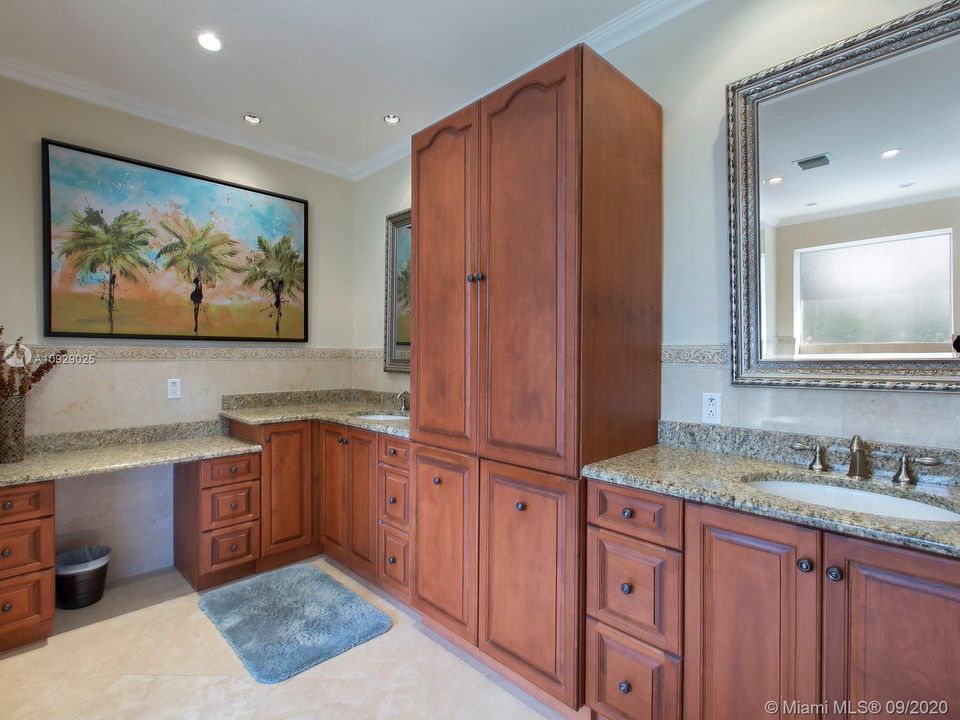 Vendido Recientemente: $989,000 (4 camas, 4 baños, 2900 Pies cuadrados)