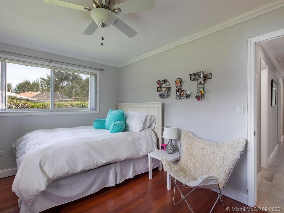 Vendido Recientemente: $989,000 (4 camas, 4 baños, 2900 Pies cuadrados)