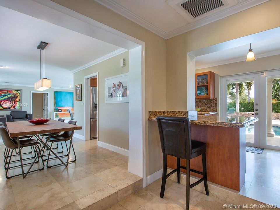 Vendido Recientemente: $989,000 (4 camas, 4 baños, 2900 Pies cuadrados)