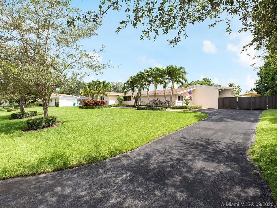 Vendido Recientemente: $989,000 (4 camas, 4 baños, 2900 Pies cuadrados)