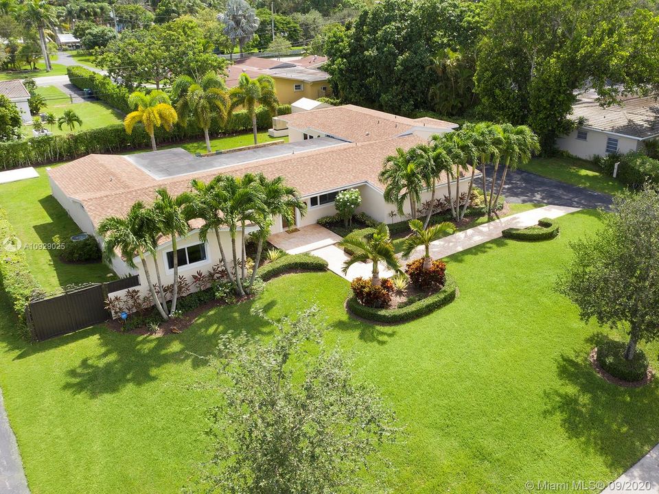 Vendido Recientemente: $989,000 (4 camas, 4 baños, 2900 Pies cuadrados)