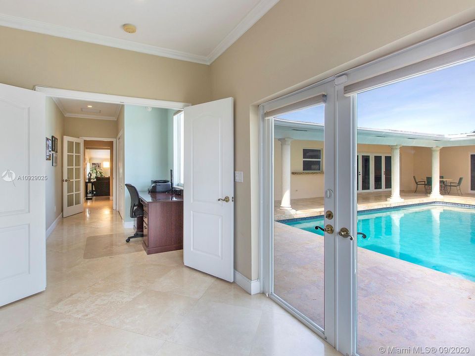 Vendido Recientemente: $989,000 (4 camas, 4 baños, 2900 Pies cuadrados)
