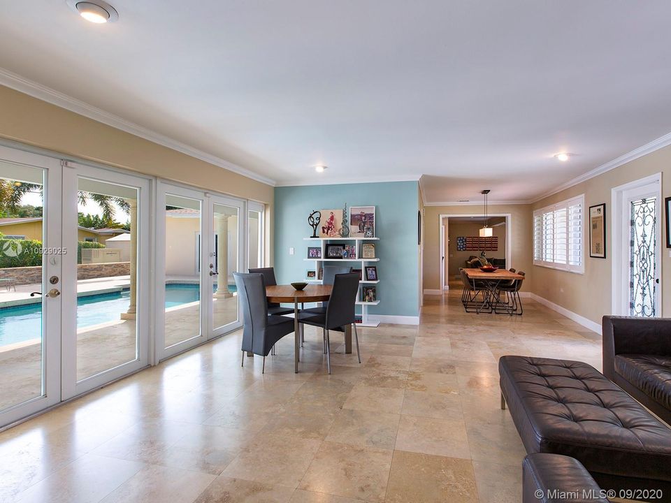 Vendido Recientemente: $989,000 (4 camas, 4 baños, 2900 Pies cuadrados)