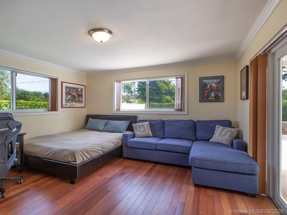 Vendido Recientemente: $989,000 (4 camas, 4 baños, 2900 Pies cuadrados)