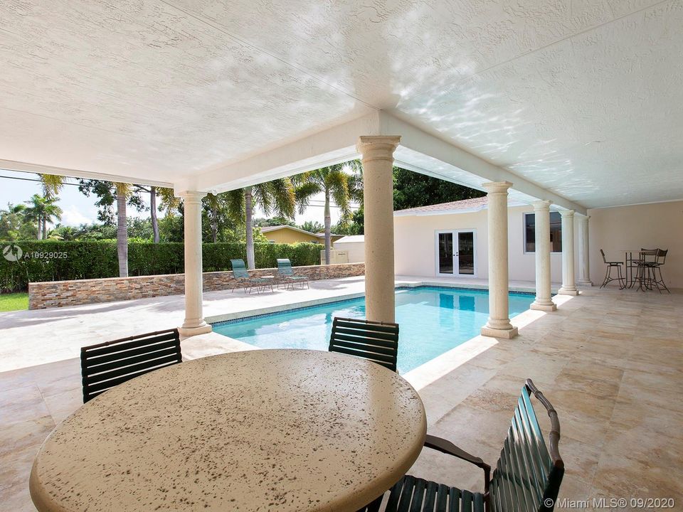 Vendido Recientemente: $989,000 (4 camas, 4 baños, 2900 Pies cuadrados)