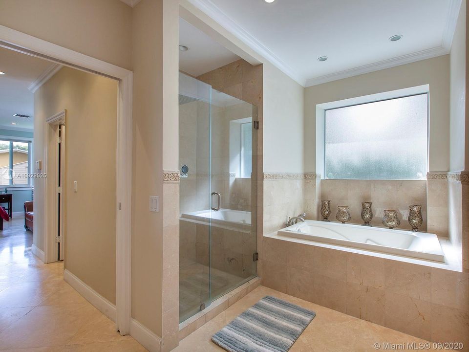 Vendido Recientemente: $989,000 (4 camas, 4 baños, 2900 Pies cuadrados)