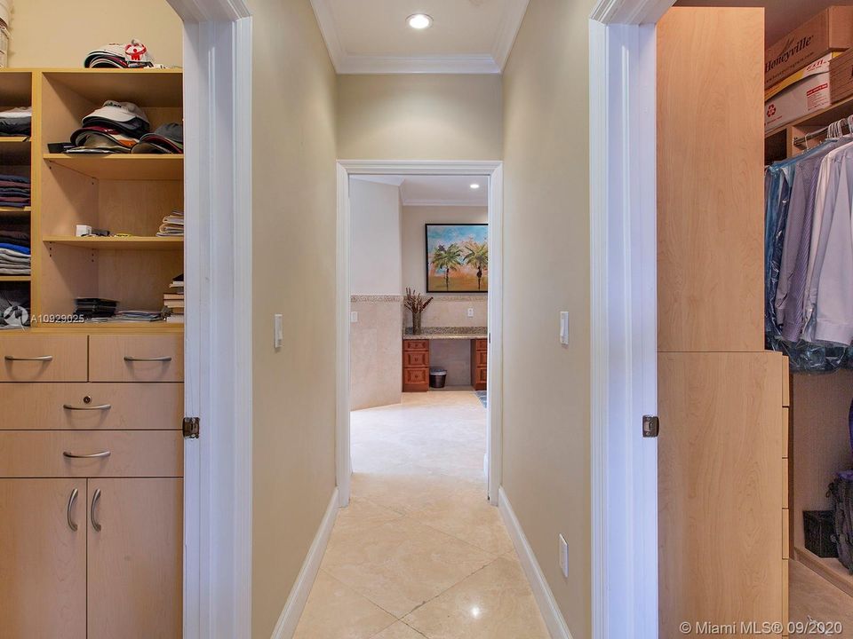 Vendido Recientemente: $989,000 (4 camas, 4 baños, 2900 Pies cuadrados)