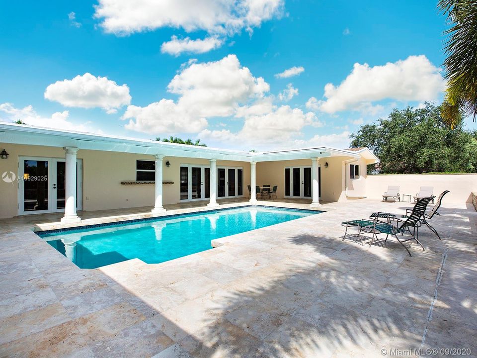 Vendido Recientemente: $989,000 (4 camas, 4 baños, 2900 Pies cuadrados)