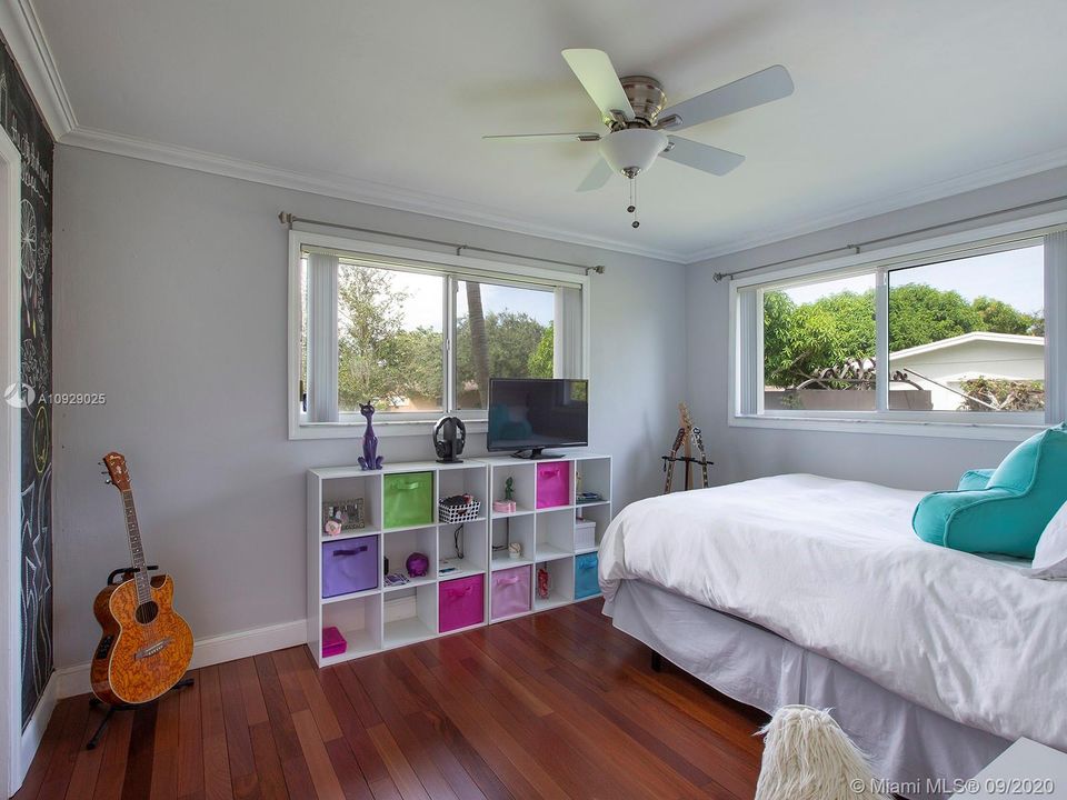 Vendido Recientemente: $989,000 (4 camas, 4 baños, 2900 Pies cuadrados)