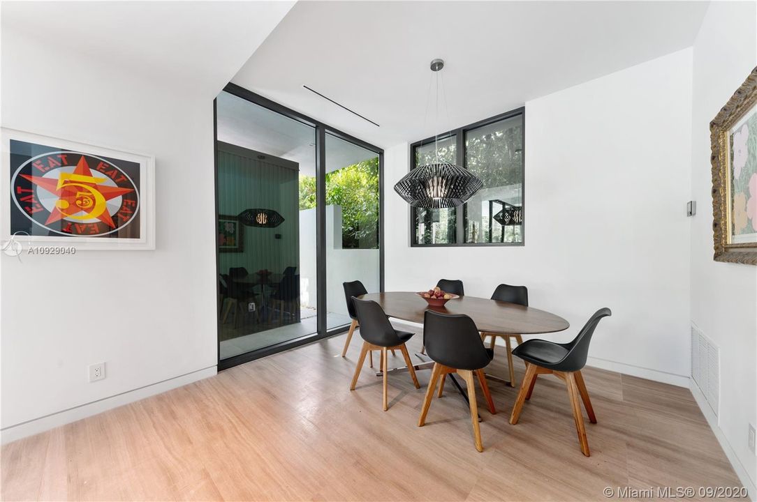 Recently Sold: $5,699,000 (5 beds, 5 baths, 5749 Square Feet)