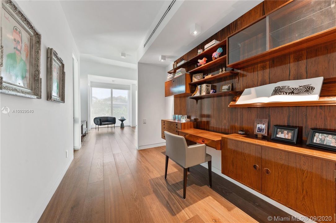 Recently Sold: $5,699,000 (5 beds, 5 baths, 5749 Square Feet)