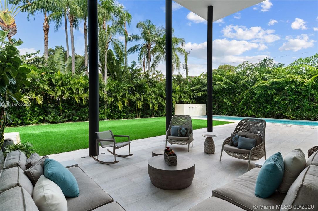 Recently Sold: $5,699,000 (5 beds, 5 baths, 5749 Square Feet)