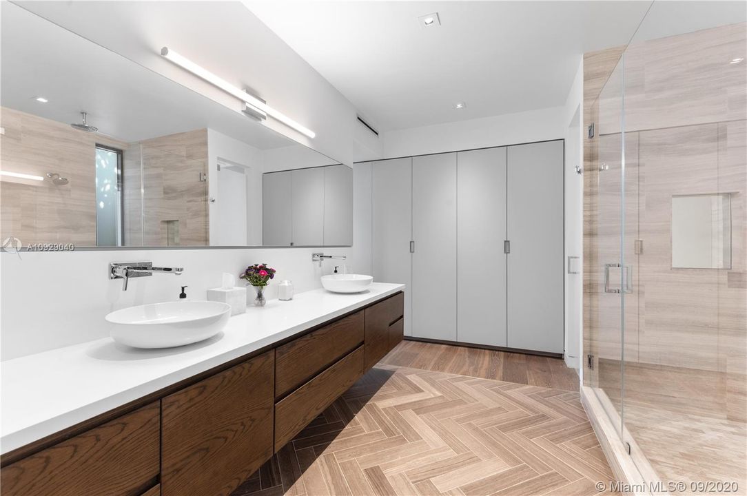 Recently Sold: $5,699,000 (5 beds, 5 baths, 5749 Square Feet)