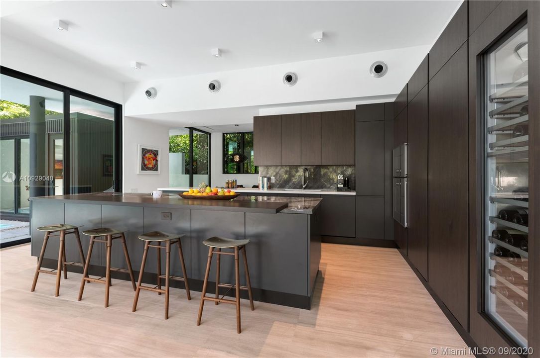 Recently Sold: $5,699,000 (5 beds, 5 baths, 5749 Square Feet)
