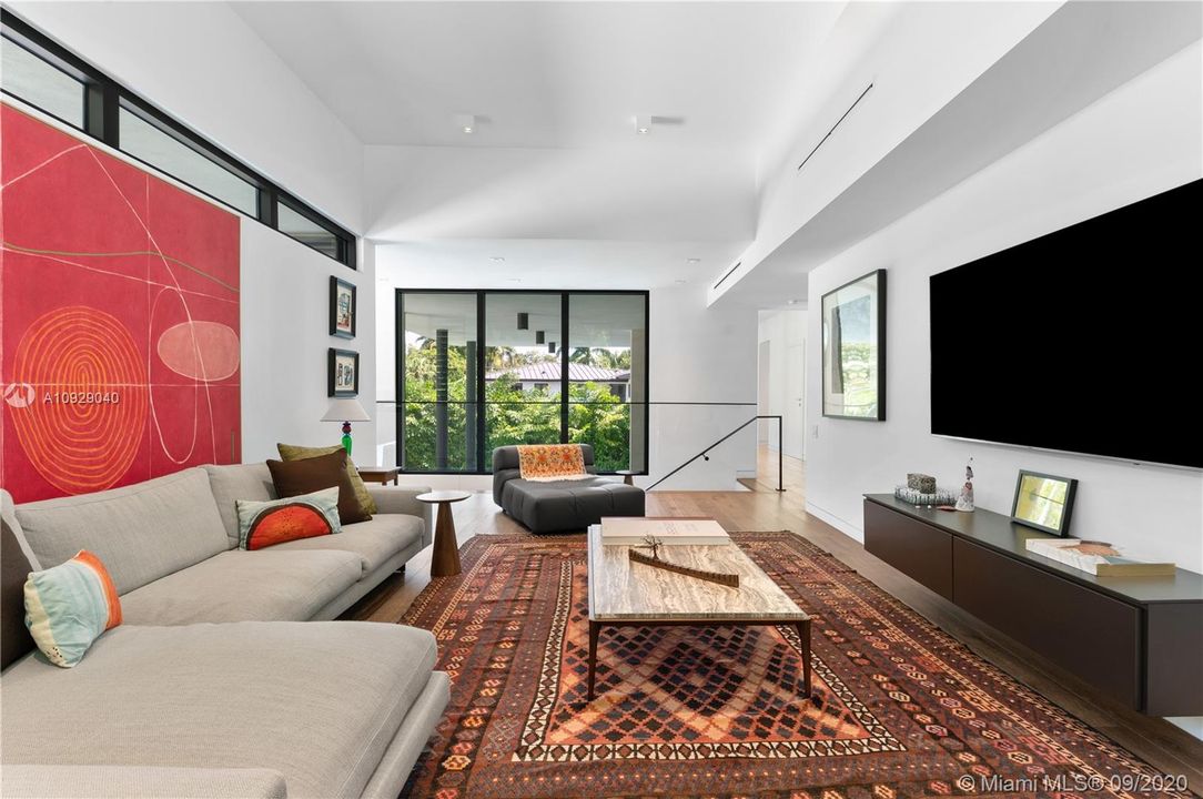 Recently Sold: $5,699,000 (5 beds, 5 baths, 5749 Square Feet)