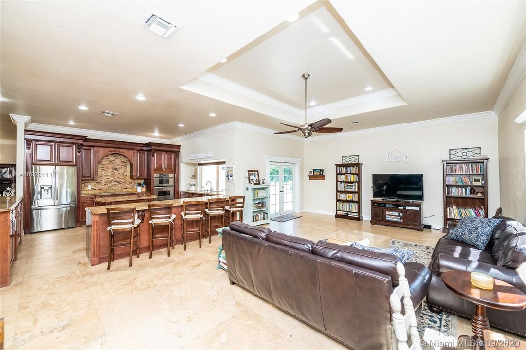 Vendido Recientemente: $899,999 (4 camas, 3 baños, 4093 Pies cuadrados)
